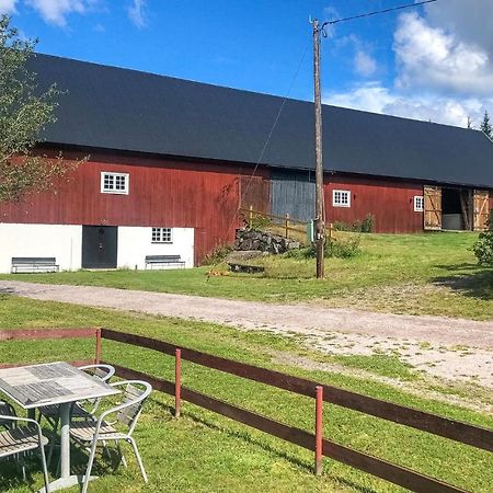 2 Bedroom Awesome Home In Vaestervik Экстерьер фото