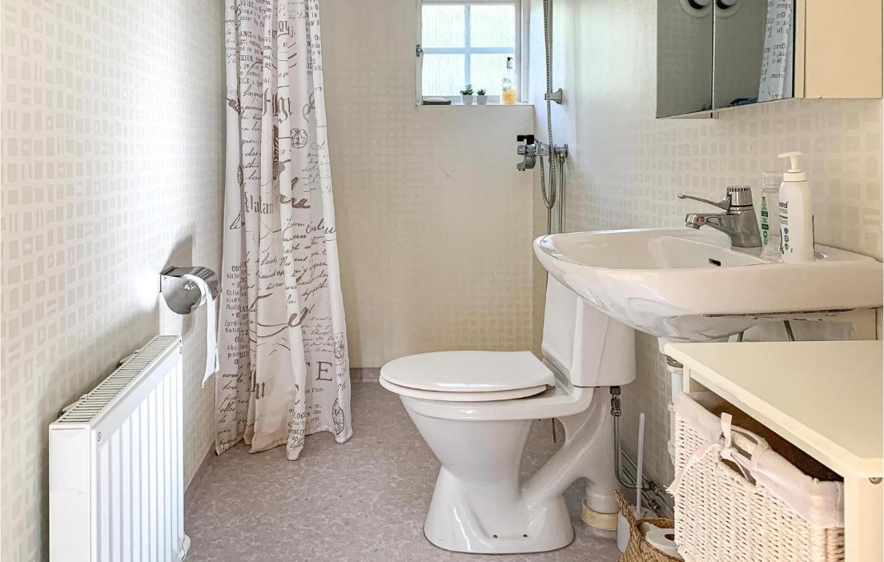 2 Bedroom Awesome Home In Vaestervik Экстерьер фото