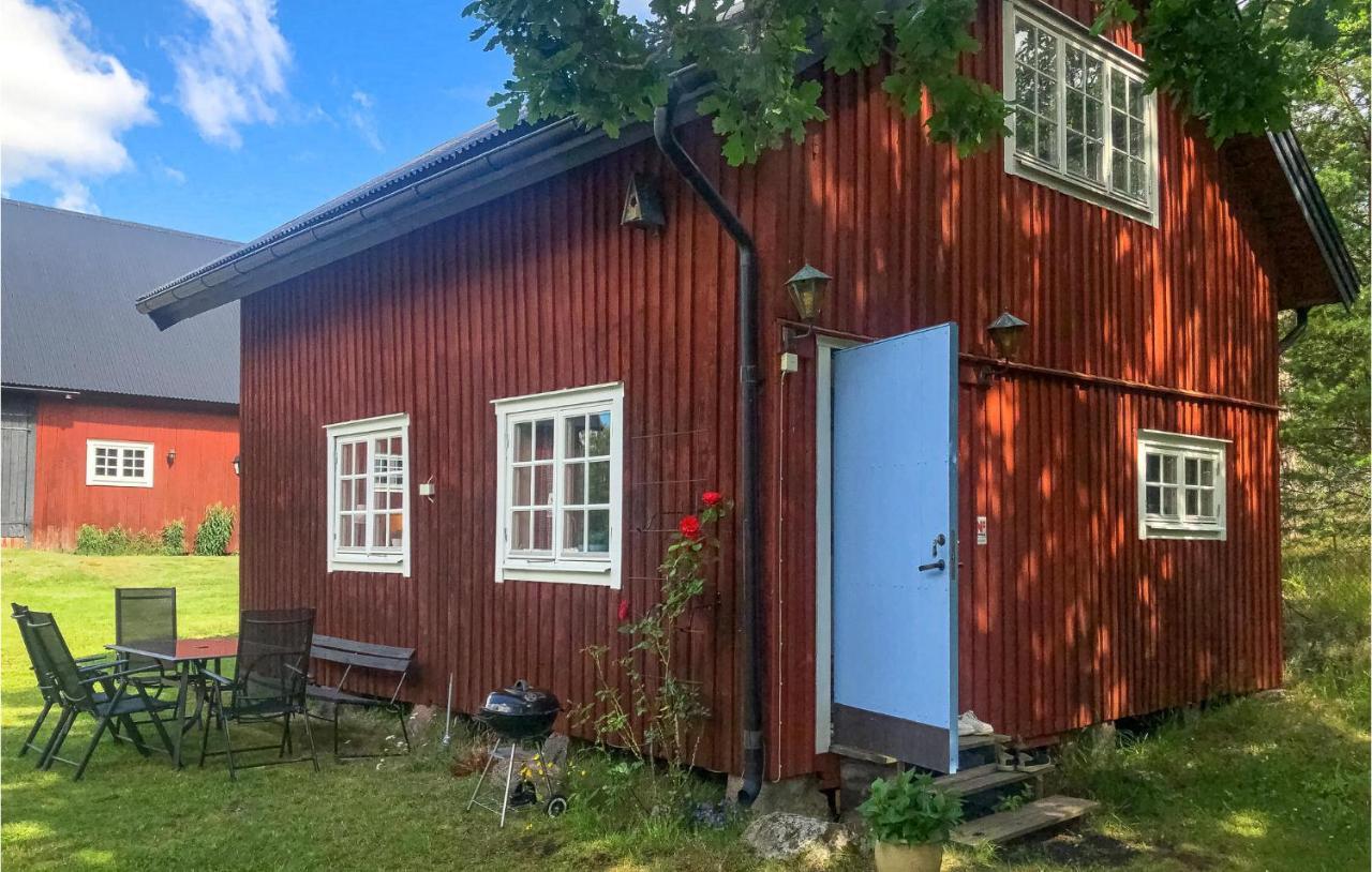 2 Bedroom Awesome Home In Vaestervik Экстерьер фото