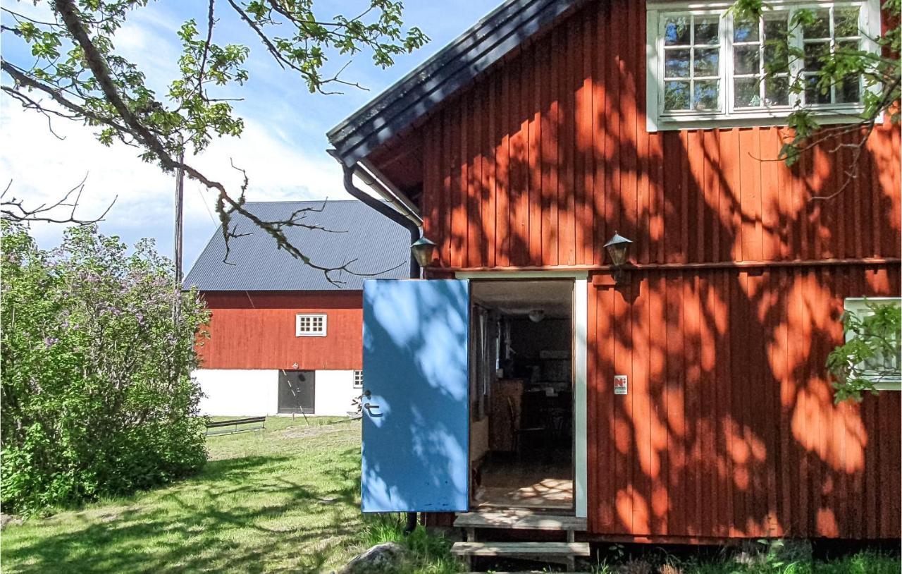 2 Bedroom Awesome Home In Vaestervik Экстерьер фото