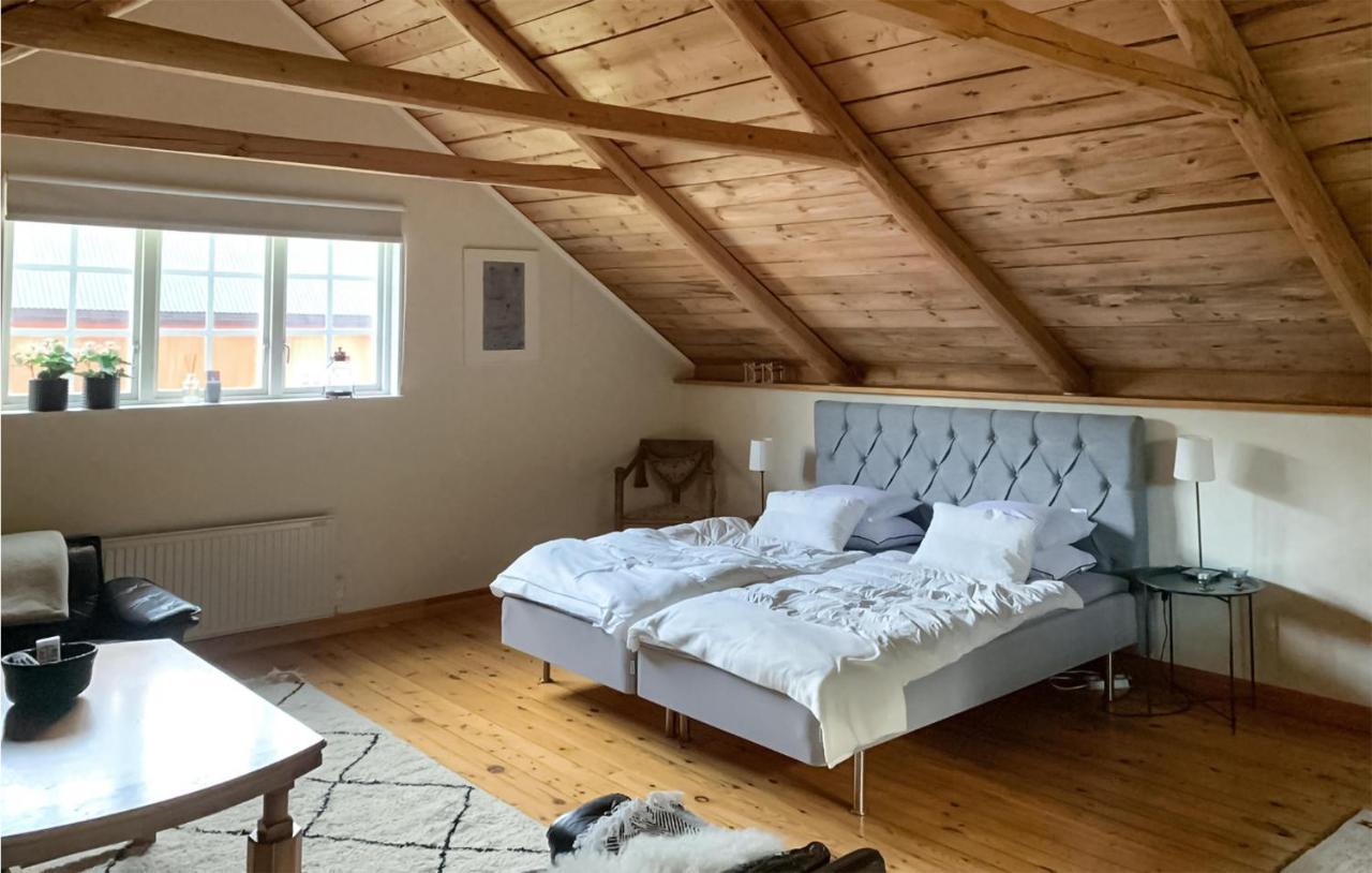 2 Bedroom Awesome Home In Vaestervik Экстерьер фото